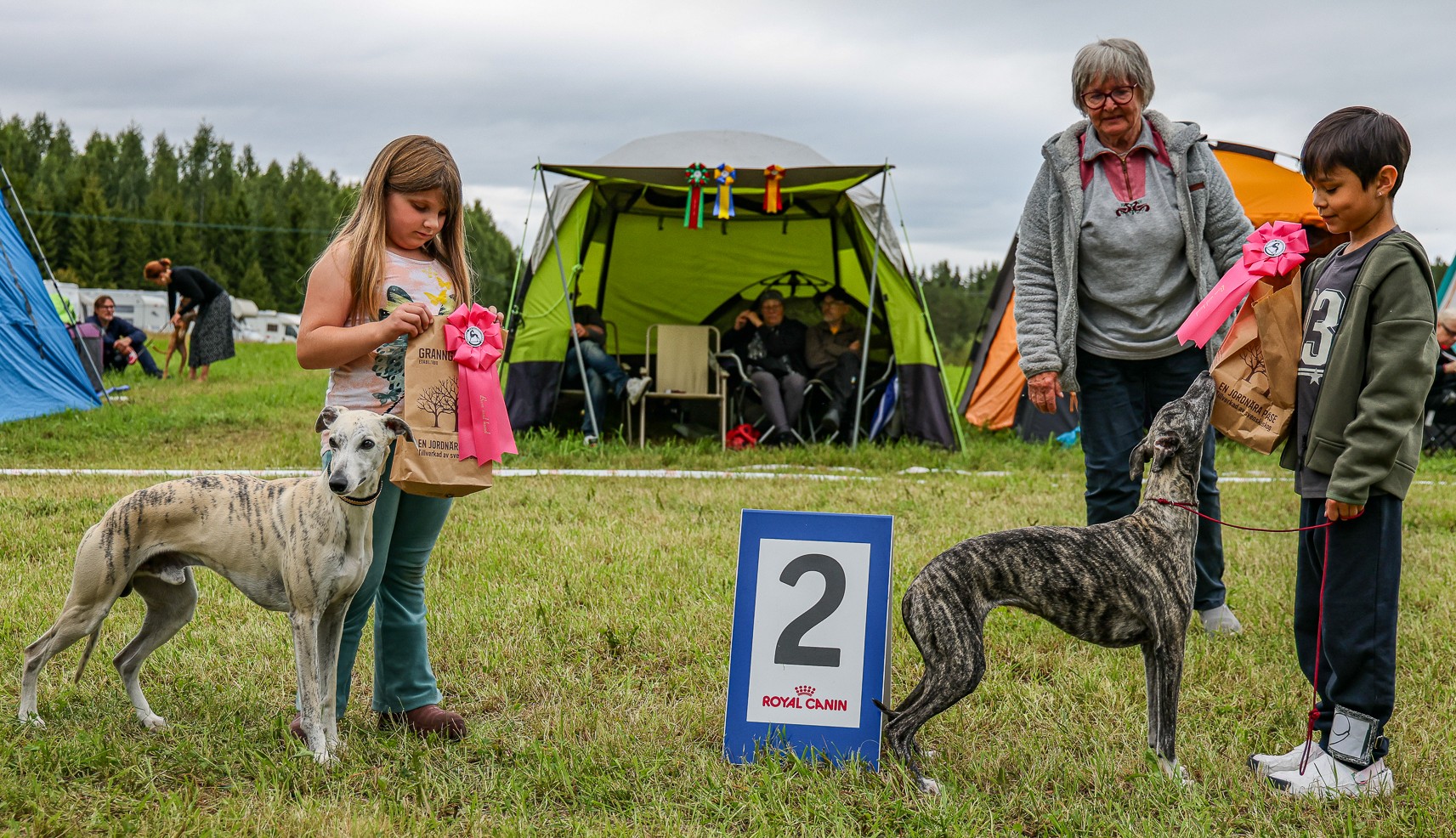 Barn med hund 2or Barn med hund 2or